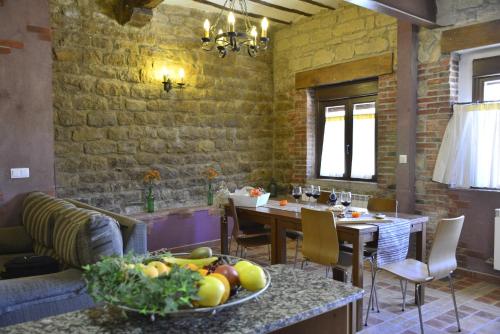 - une cuisine avec une table et un bol de fruits dans l'établissement Casa Rural Kandela Etxea, à La puebla de Labarca 