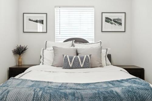 Spacious 3BR Luxe Home with Premium Beds Near F1 and Airportにあるベッド