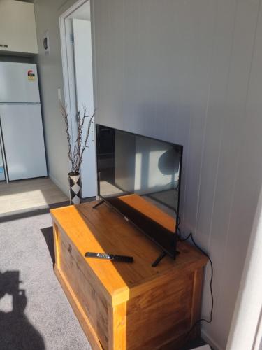 Waiau PaにあるHarbour and rural viewsの薄型テレビ(木製スタンドの上に設置)
