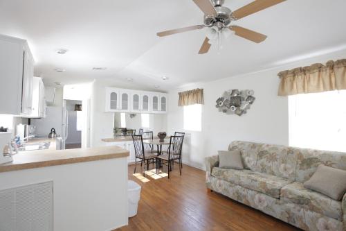 The lounge or bar area at Sherwood Forest Cottage 6