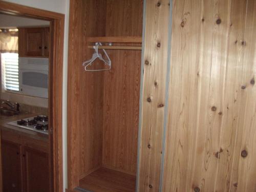 una cucina con pareti rivestite in legno e cabina doccia di Verde Valley One-Bedroom Park Model Cabin 13 a Cottonwood