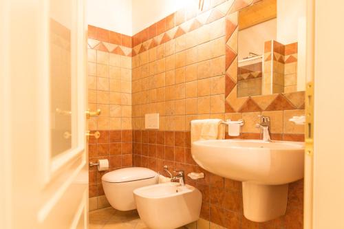 a bathroom with a sink and a toilet at Cortecoraman in Sommacampagna