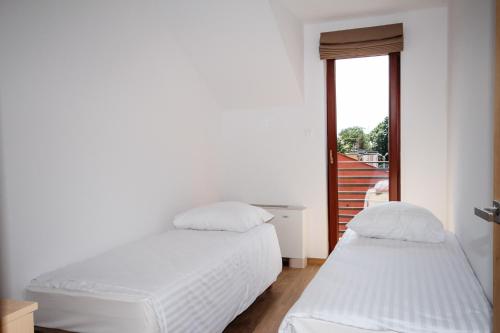 A bed or beds in a room at Nowa Apartamenty