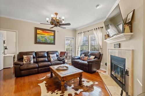 Gallery image of UT Retro Getaway- 2 King Beds, Workspace, F1 & Football in Austin