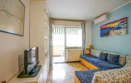 a living room with a couch and a tv at 2 Bedroom Lovely Apartment In Lavagna in Lavagna