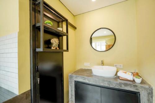 Et badeværelse på Loft Hideaway Villa with Sofa Bed Central Canggu