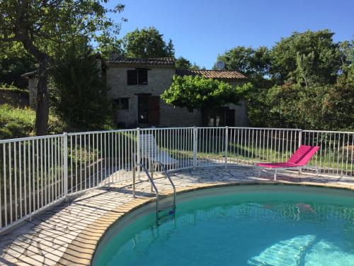 Cabanon provençal en pierre entouré de lavandes