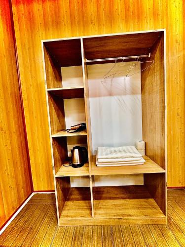 an empty cabinet in a room with wooden walls at Green Valley Homestay - Thung Lũng Xanh in Nguyên Ngoại