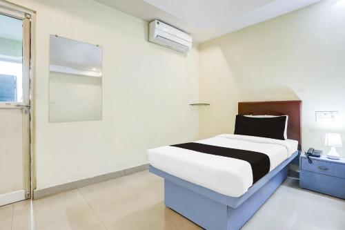 a bedroom with a bed in a room at Collection O Nellore Subbareddy Government Hospital Formerly Hotel Rama Royal in Nellore