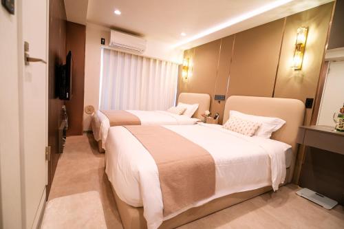 Una habitación de hotel con dos camas y un televisor. en 三ノ輪 吉原, en Tokio