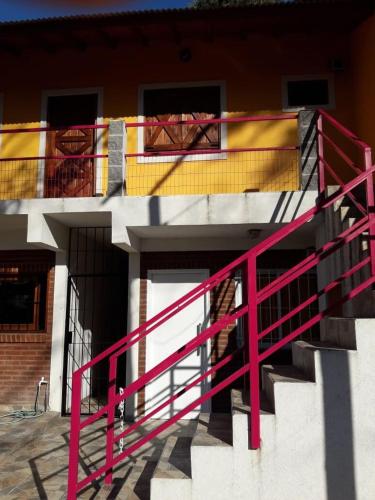 una barandilla rosa en el lateral de un edificio en Large Duplex #1, en San Bernardo