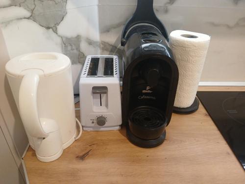 eine Kaffeemaschine und ein Toaster auf der Theke in der Unterkunft Center Walk Studios in Bukarest