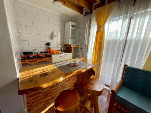 - une cuisine avec un comptoir en bois dans l'établissement Hermoso departamento en sector Playa Hermosa Pichilemu - Cabañas Parova, à Pichilemu