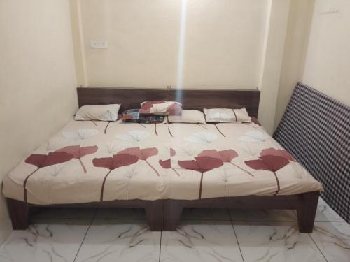 a bedroom with a bed with roses on it at आयुष्मान भव महाकाल लोक होमस्टै in Ujjain