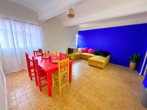 - un salon avec une table et des chaises rouges dans l'établissement Independencia 106 - Una casa cómoda en el centro historico de Oaxaca, à Oaxaca