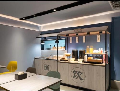 Un restaurante con un mostrador con comida. en Hanting Hotel Beijing Fengtai Railway Station Subway Station, en Beijing