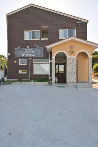 Hayakiにあるウーナの前に駐車場がある建物