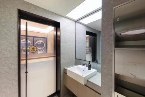 a bathroom with a sink and a mirror at JI Hotel Beijing Liuliqiao East Subway Station in Beijing
