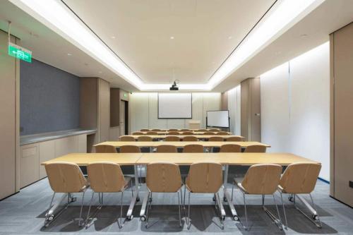 a conference room with a large table and chairs at JI Hotel Beijing Liuliqiao East Subway Station in Beijing