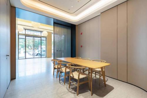 a conference room with a wooden table and chairs at JI Hotel Beijing Liuliqiao East Subway Station in Beijing