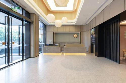 a lobby of a building with a reception desk at JI Hotel Beijing Liuliqiao East Subway Station in Beijing