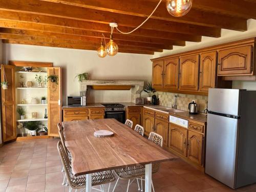 Kuchyň nebo kuchyňský kout v ubytování Gîte des Coteaux d'Ebreuil