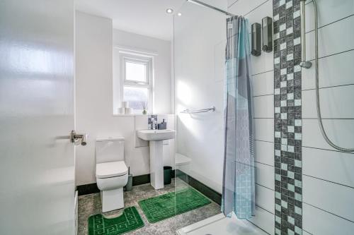 Ένα μπάνιο στο Budget 1-Bed Flat in Manchester