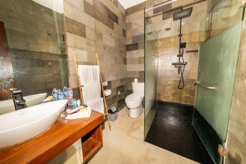 Bilik mandi di Bali Karma Sajtra Hotel