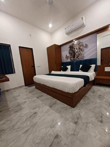 a bedroom with a large bed in a room at Hotel Aries Pushkar in Pushkar
