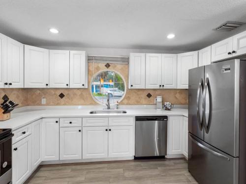 Dapur atau dapur kecil di Waterfront kayaks new pool amenities galore