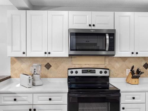 Dapur atau dapur kecil di Waterfront kayaks new pool amenities galore