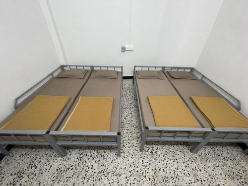 Postel nebo postele na pokoji v ubytování Tulsi Yatri Niwas