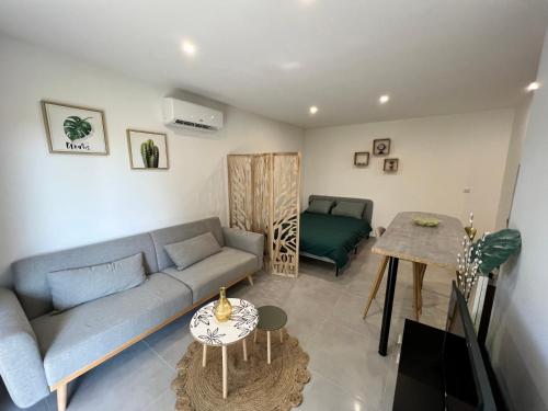 a living room with a couch and a table at appartement Mondragon in Mondragon