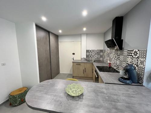 a kitchen with a table in the middle of it at appartement Mondragon in Mondragon