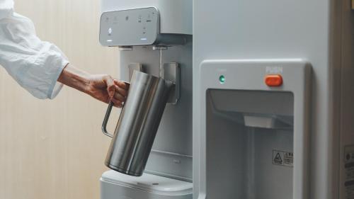 a person holding a metal object in a machine at SOKI KANAZAWA - Vacation STAY 40338v in Kanazawa