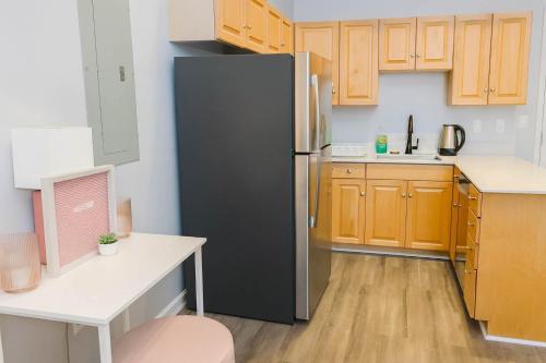 Η κουζίνα ή μικρή κουζίνα στο Pink playhouse sq near Progressive field & CSU