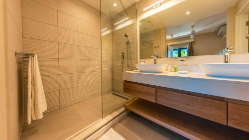 a bathroom with two sinks and a shower at Blue Nest by Horizon Holidays in Pointe d'Esny