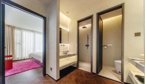 Ένα μπάνιο στο Bliss Qintai Tibetan Boutique Hotel