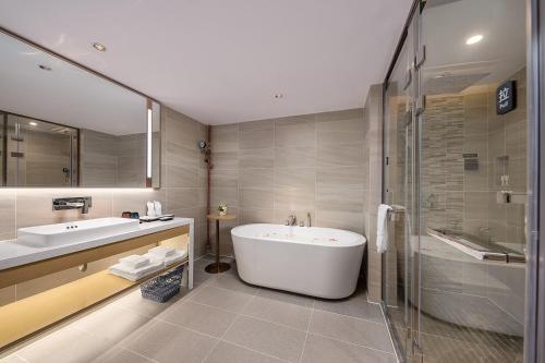 Bilik mandi di 麗枫酒店广州白云国际机场空港店 Lavande Hotel Guangzhou Baiyun International Airport Airport Store 24-hour free pick-up service at China Guangzhou Baiyun International Airport