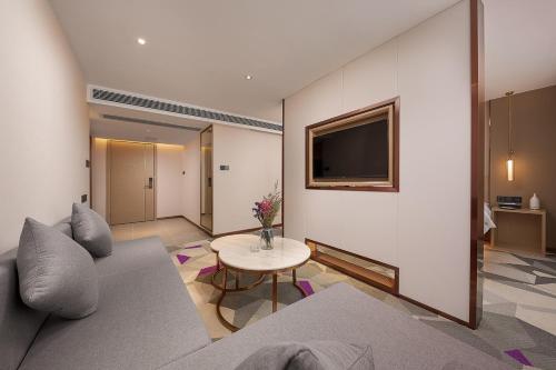 Ruang duduk di 麗枫酒店广州白云国际机场空港店 Lavande Hotel Guangzhou Baiyun International Airport Airport Store 24-hour free pick-up service at China Guangzhou Baiyun International Airport
