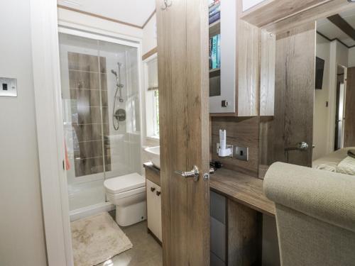 une salle de bain avec toilettes et lavabo dans l'établissement Lilac Lodge, à Carnforth
