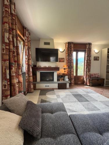 a living room with a couch and a fireplace at HabitAlp360 in Roisan