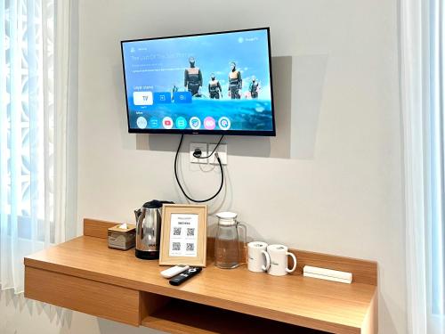 Μια τηλεόραση ή/και κέντρο ψυχαγωγίας στο Bali Loop Coliving & Coworking