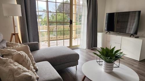 TV a/nebo společenská místnost v ubytování Contemporary 2BR Apt w Free Parking - Hosted by Canstay