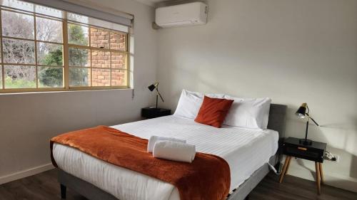 Postel nebo postele na pokoji v ubytování Contemporary 2BR Apt w Free Parking - Hosted by Canstay