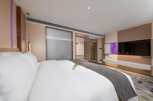 Katil atau katil-katil dalam bilik di 麗枫酒店广州白云国际机场空港店 Lavande Hotel Guangzhou Baiyun International Airport Airport Store 24-hour free pick-up service at China Guangzhou Baiyun International Airport