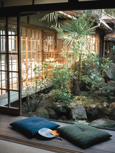 a pillow sitting on the floor in front of a garden at 自去来 in Hayashima