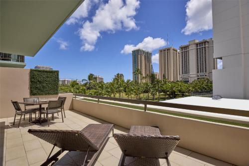 Ein Balkon oder eine Terrasse in der Unterkunft DoubleTree by Hilton Alana - Waikiki Beach