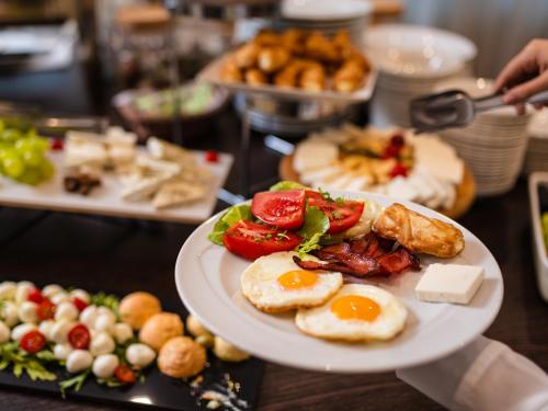 Makanan di atau berdekatan hotel