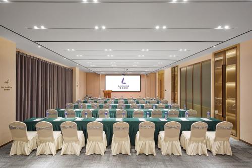 Kawasan bisnes dan/atau bilik persidangan di 麗枫酒店广州白云国际机场空港店 Lavande Hotel Guangzhou Baiyun International Airport Airport Store 24-hour free pick-up service at China Guangzhou Baiyun International Airport